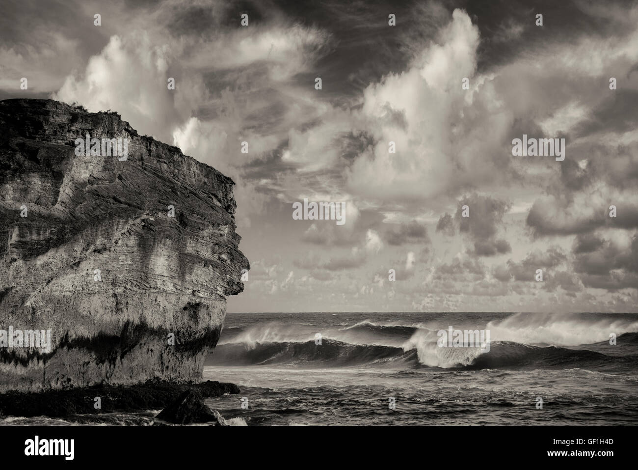 Coucher du soleil avec des vagues. Shipwreck Beach ; Kauai, Hawaii Banque D'Images