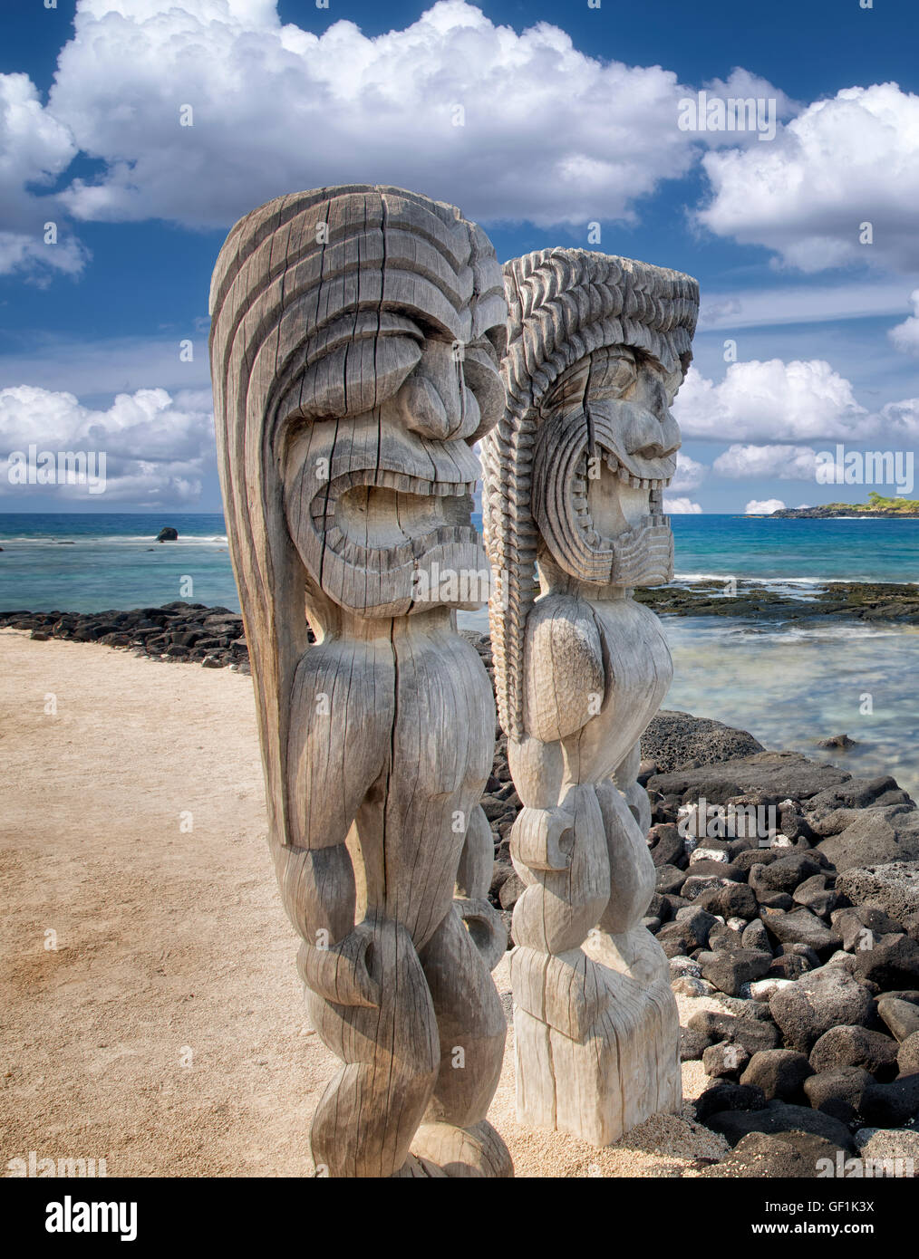 Les Totems à Pu'uhonua O Hōnaunau National Historical Park, Hawai'i (Big Island) Banque D'Images