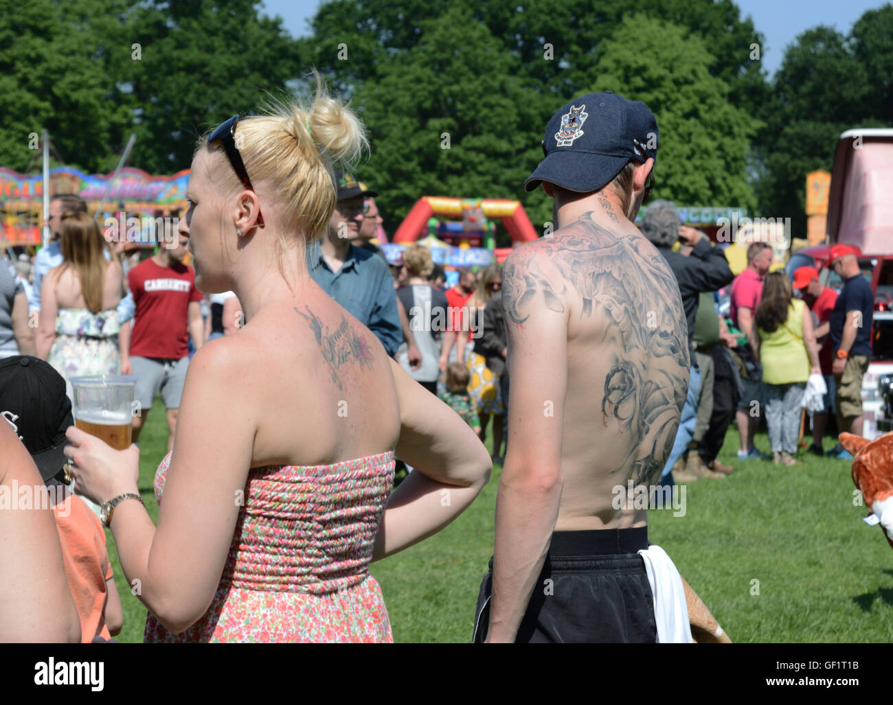 Couple tatoué, rallye automobile, événement à Nottingham. Banque D'Images