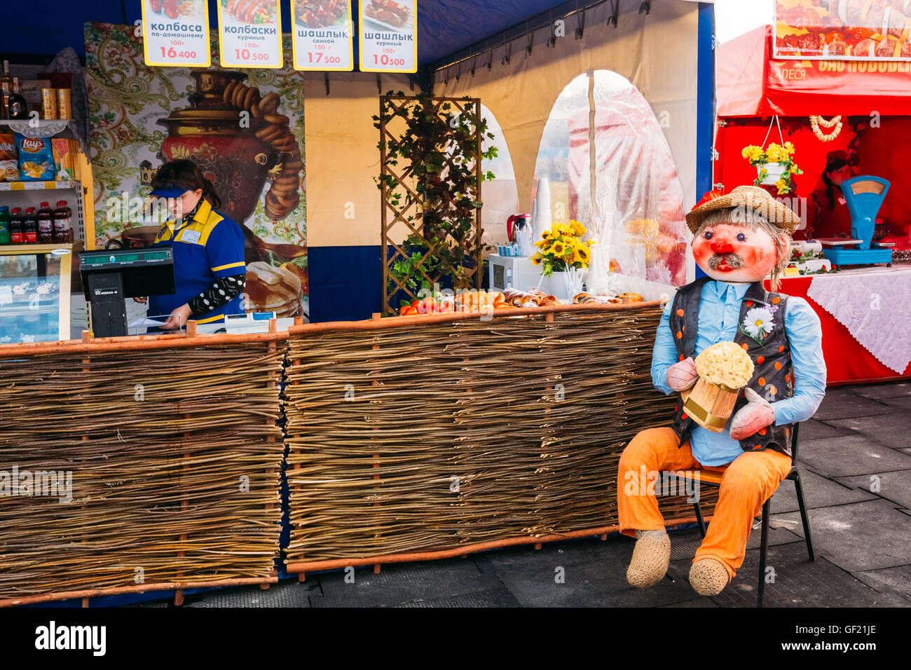 Gomel, Bélarus - Mars 12, 2016 : le commerce ambulant de nourriture pour la célébration de la Maslenitsa. À côté de la cale d'attirer les acheteurs s'asseoir Banque D'Images