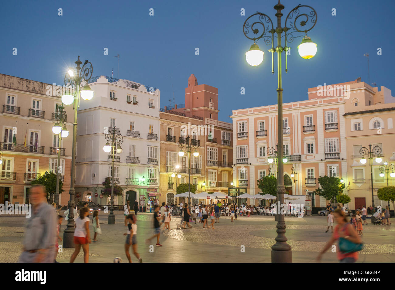 Vue partielle de la Place San Antonio, une place dans le quartier historique de Cadix, au coucher du soleil. Banque D'Images
