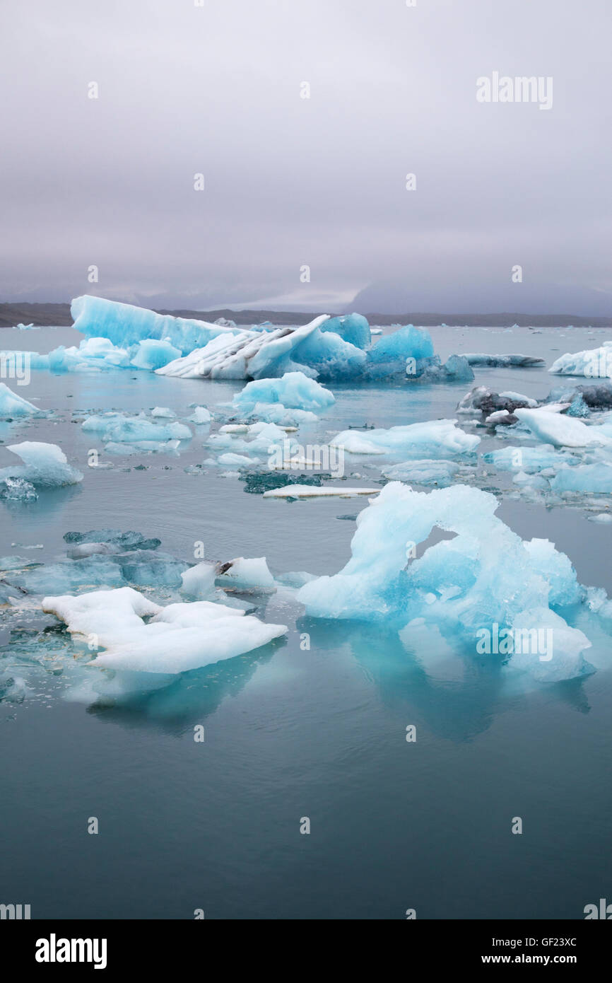 Les icebergs bleu lagon Jokulsarlon Islande LA008876 Banque D'Images