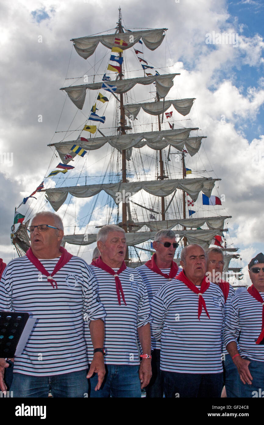 Le Kanarvoriz chanteurs traditionnels Mer Bretagne effectuer-bidonvilles durant la célébration des grands voiliers, Brest, France, 2016. Banque D'Images