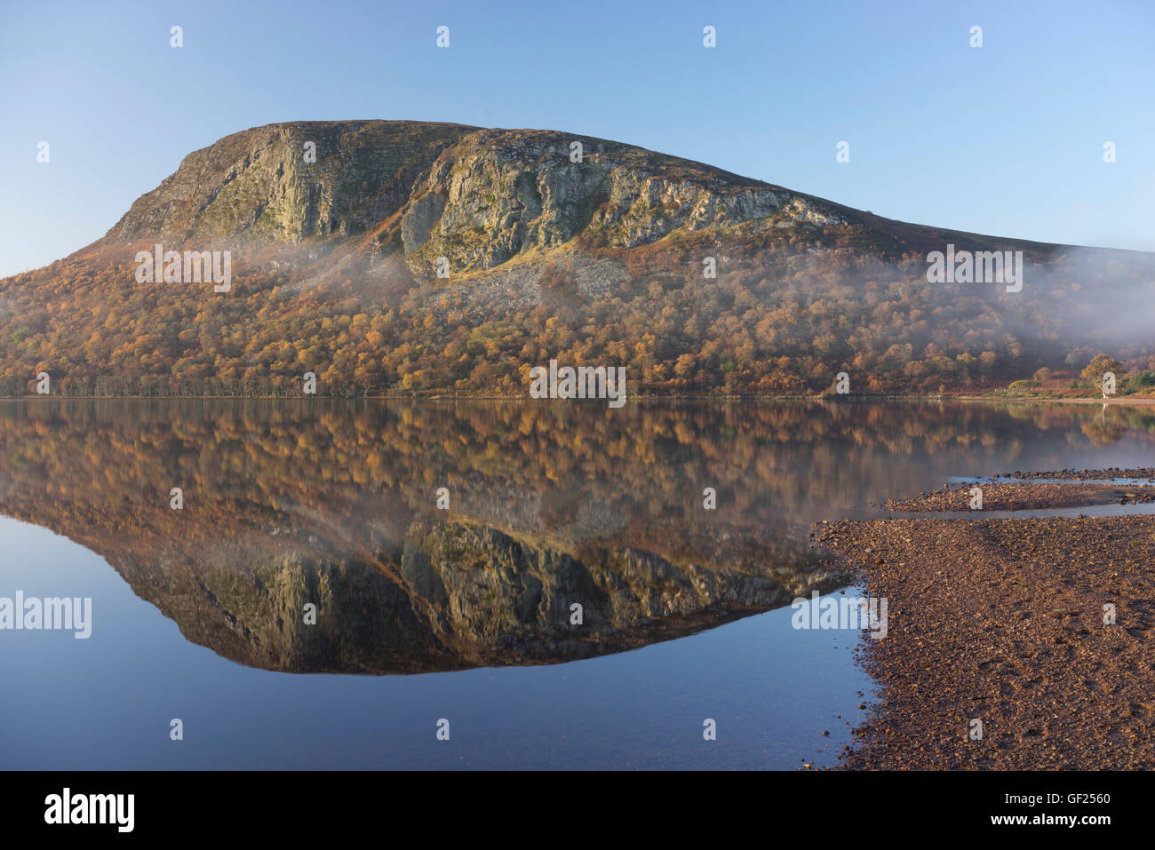 Carrol Rock en Brora Strath, East Sutherland en Écosse et le Loch Brora en couleurs d'automne au lever du soleil sur un ciel bleu jour Banque D'Images