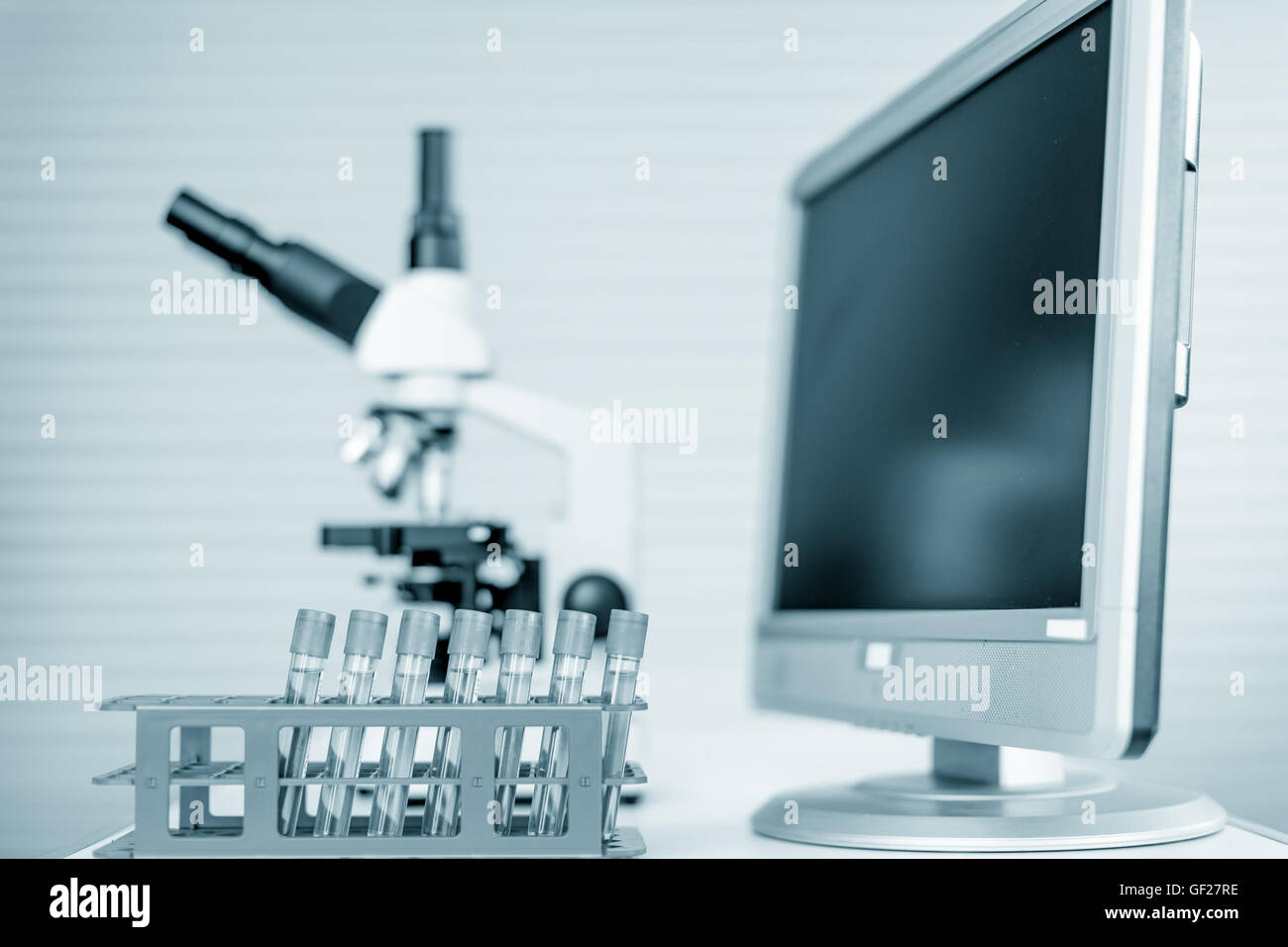 Microscope moderne station avec section de tissu sur l'écran Banque D'Images