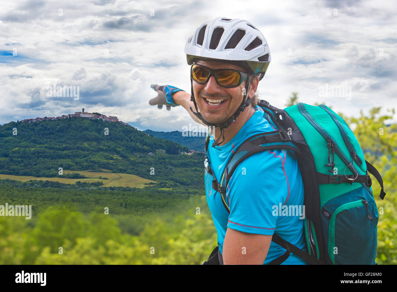 La Croatie, Istrie, Mountainbiker en face de Motovun Banque D'Images