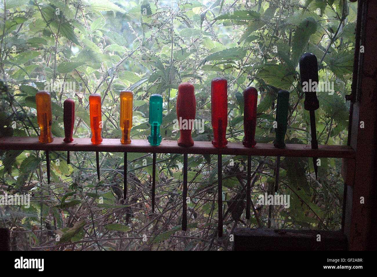 Intérieur de l'ancien atelier en lumière tamisée. Banque D'Images