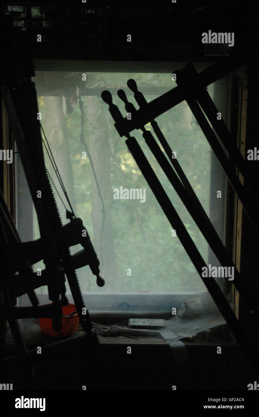 Intérieur de l'ancien atelier en lumière tamisée. Banque D'Images