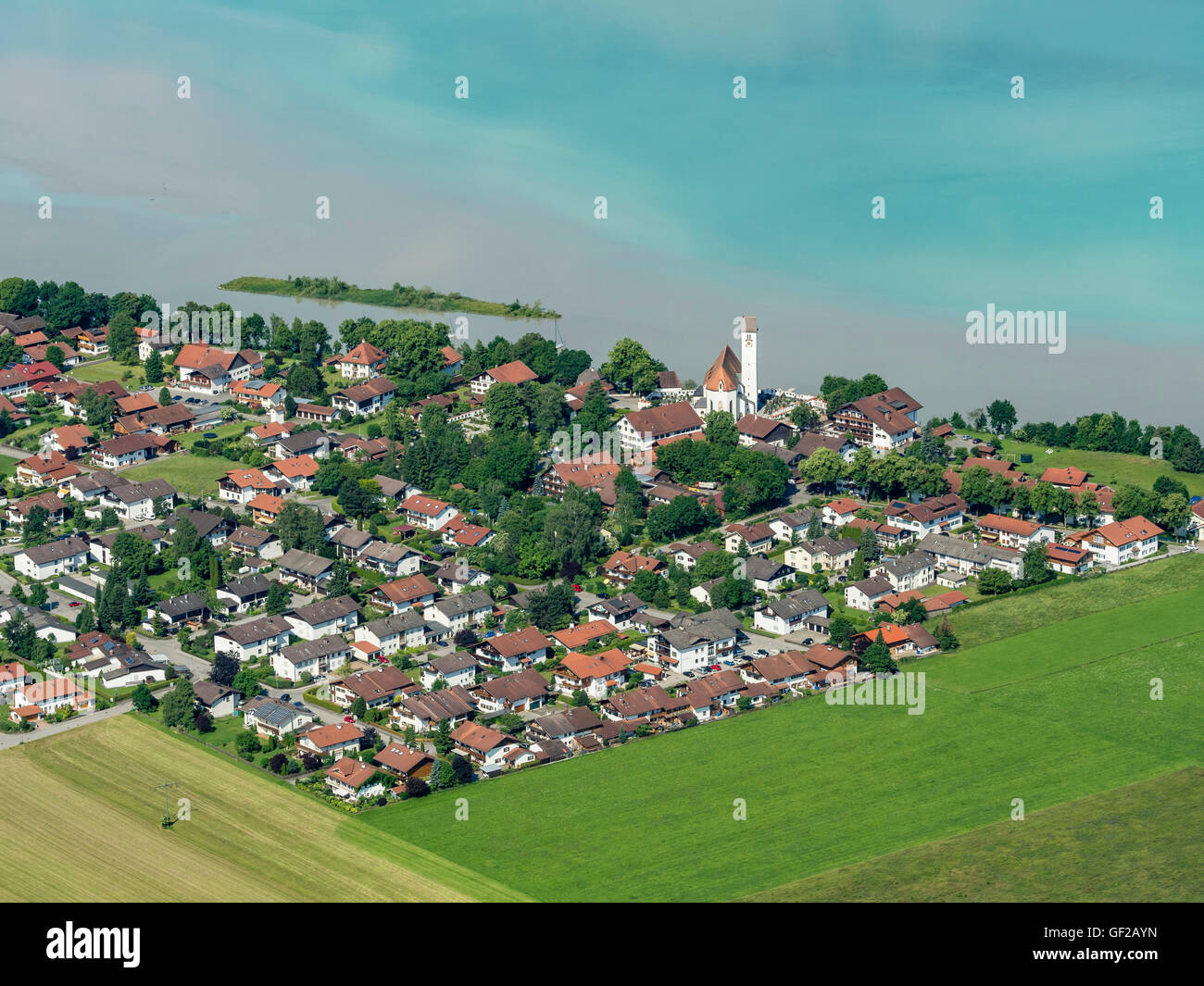 Village rural au lac Forggensee Waltenhofen,l'eau de sable de rivière Lech mélangé avec de l'eau bleu du lac, vue aérienne, près de Füs Banque D'Images