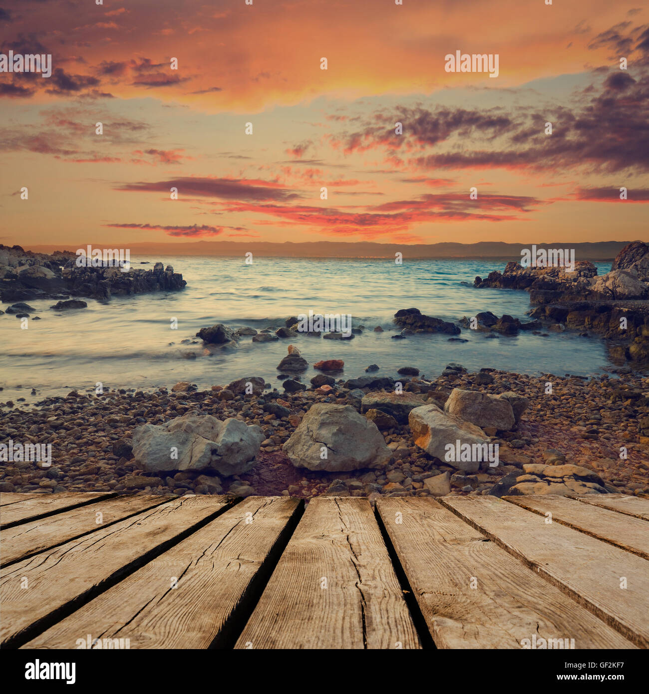 Coucher du soleil sur la plage et terrasse en bois vide table. Prêt pour montage  de produits afficher Photo Stock - Alamy