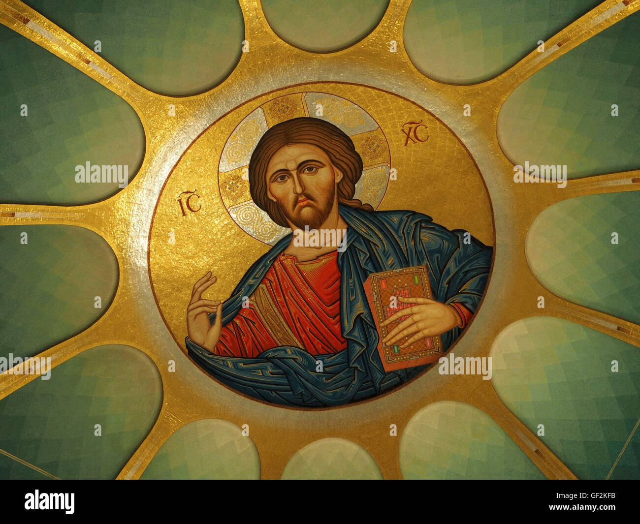 Riche fabuleuse des images iconiques de Christ en dôme de église orthodoxe de la capitale albanaise Tirana dans les Balkans Banque D'Images