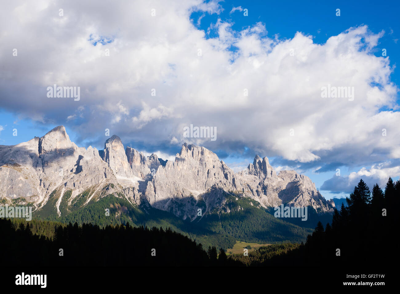 Dolomites italiennes en crête. Paysage de montagne à partir de 'San Martino di Castrozza'. Les formations géologiques Banque D'Images