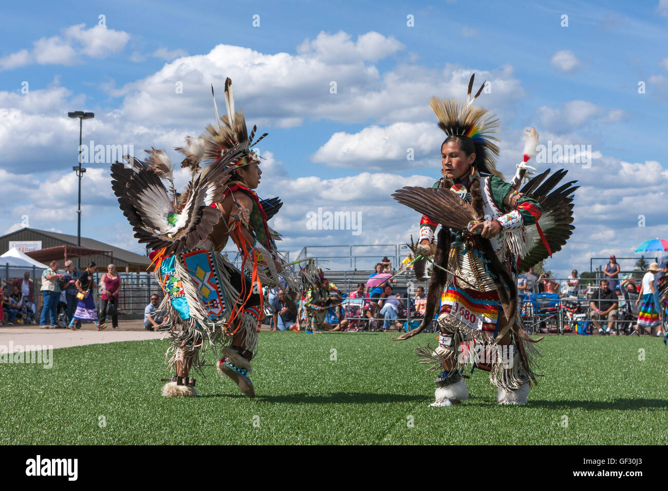 Les Américains indigènes opposés à la danse du pow-wow. Banque D'Images