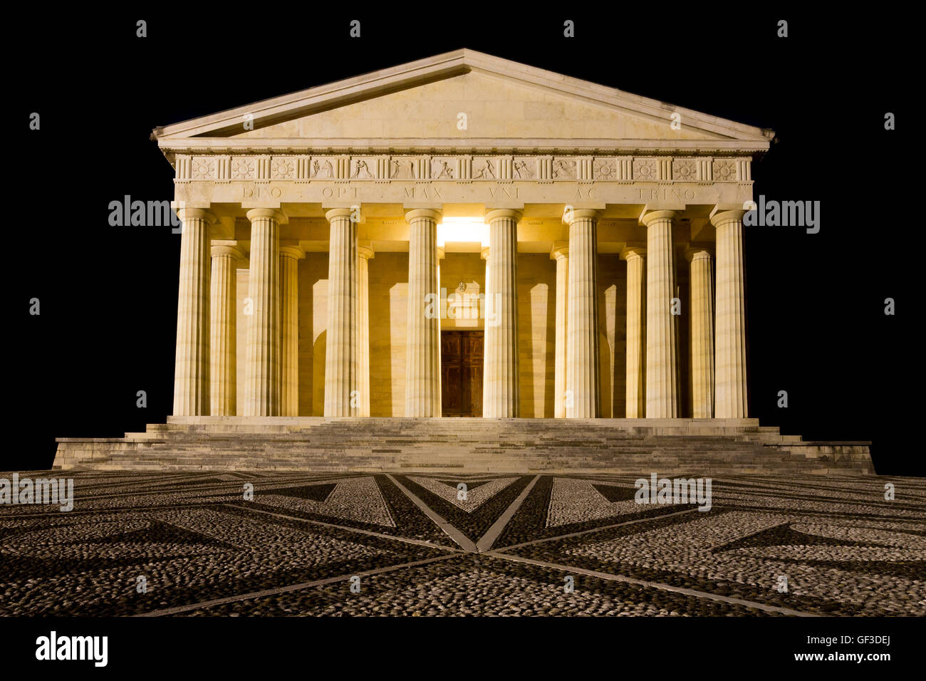 Vue de la nuit de 'Temple de Canova' de 'Possagno', Italie. L'architecture. Le sculpteur Antonio Canova Banque D'Images