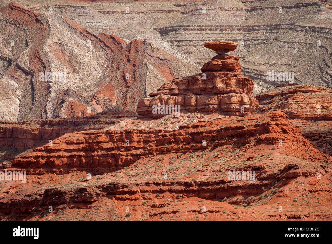 Mexican Hat, le célèbre en forme de sombrero près de Hoodoo le Utah ville du même nom. Banque D'Images