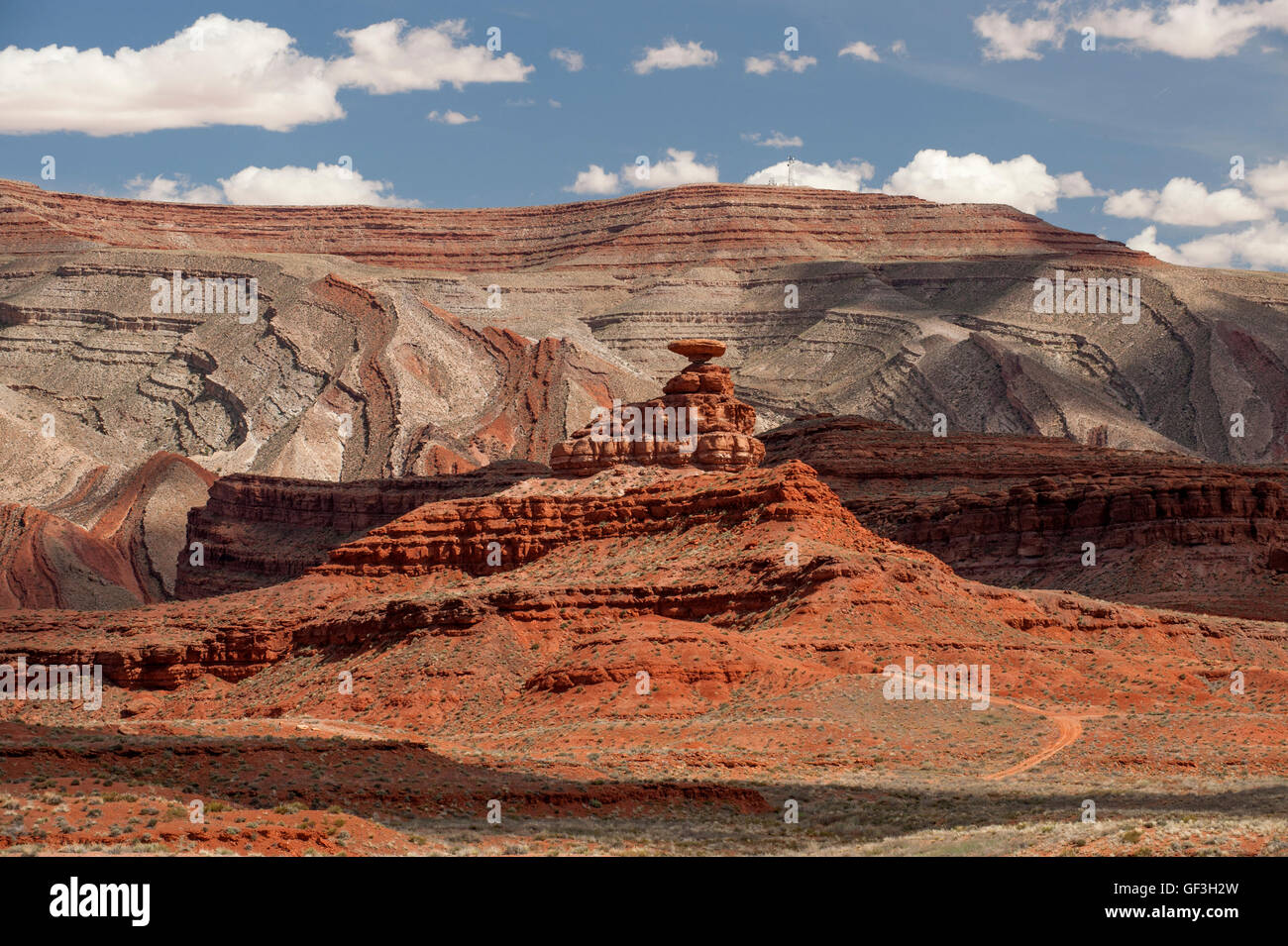 Mexican Hat, le célèbre en forme de sombrero près de Hoodoo le Utah ville du même nom. Banque D'Images