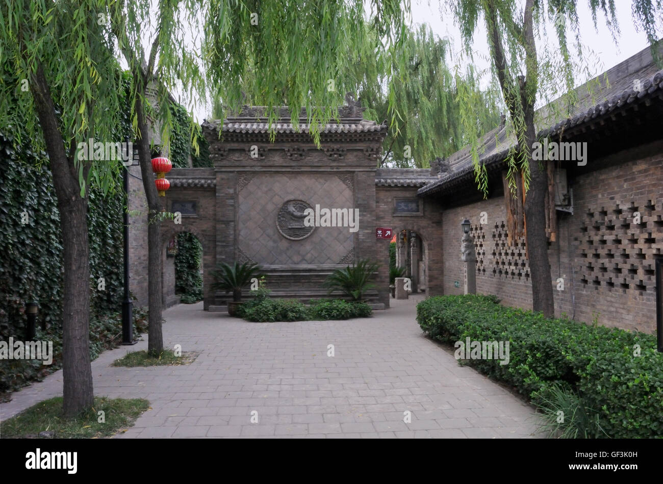 Fenêtre circulaire entre cours de Temple, Pingyao, Shanxi, Chine Banque D'Images