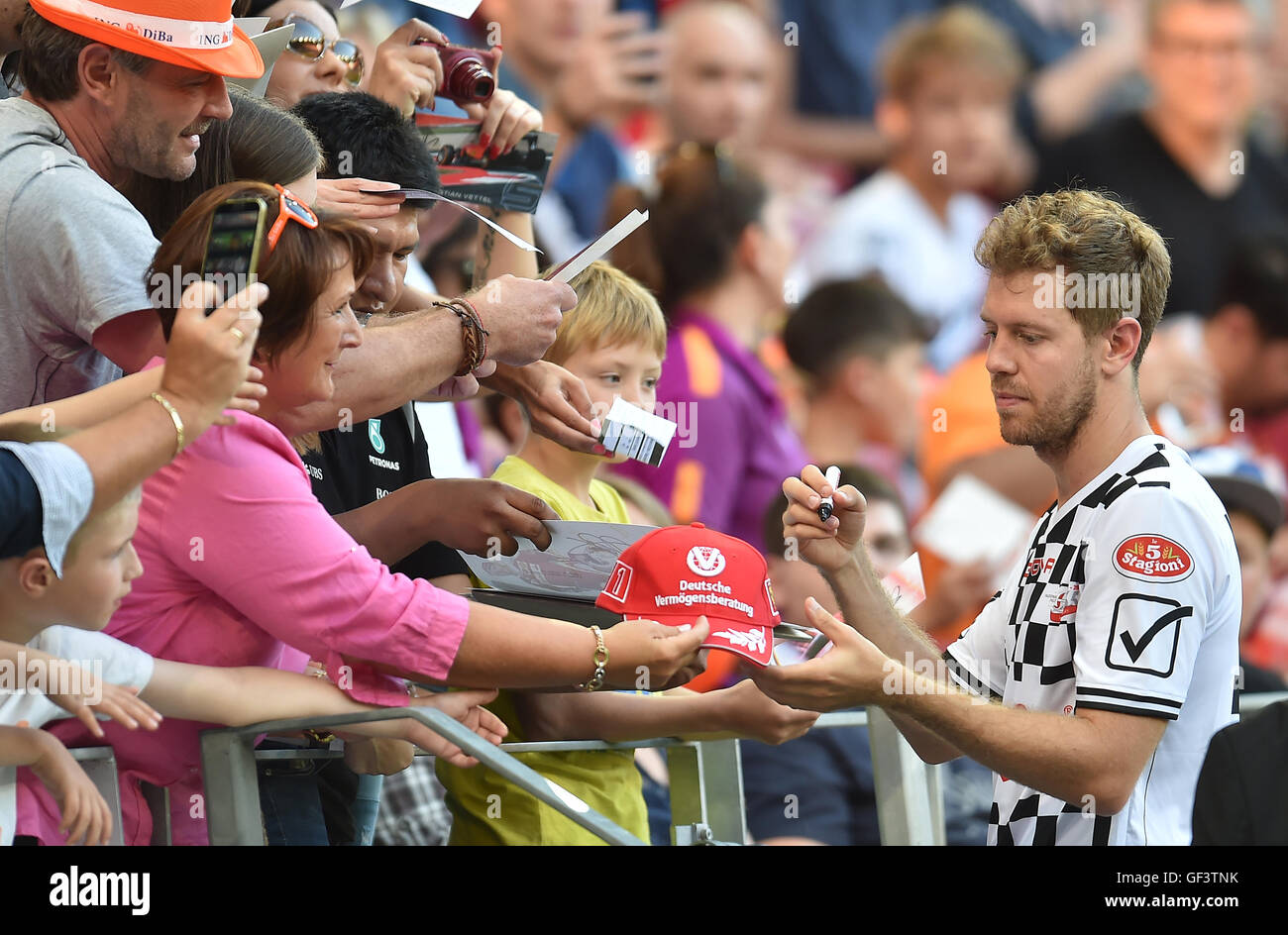 Sebastian Vettel avec ses fans après un match de football de bienfaisance avec Dirk Nowitzki et Sebastian Vettel à Mainz, Allemagne, 27 juillet 2016. Similaire à Michael Schumacher au volant d'événements de charité, quatre fois champion du monde Sebastian Vettel et son 'Nazionale Piloti" Rencontrez le "Dirk Nowitzki All Stars' pour un match de football de bienfaisance peu avant le Grand Prix de Formule 1 à Hockenheim. PHOTO : TORSTEN SILZ / AFP Banque D'Images