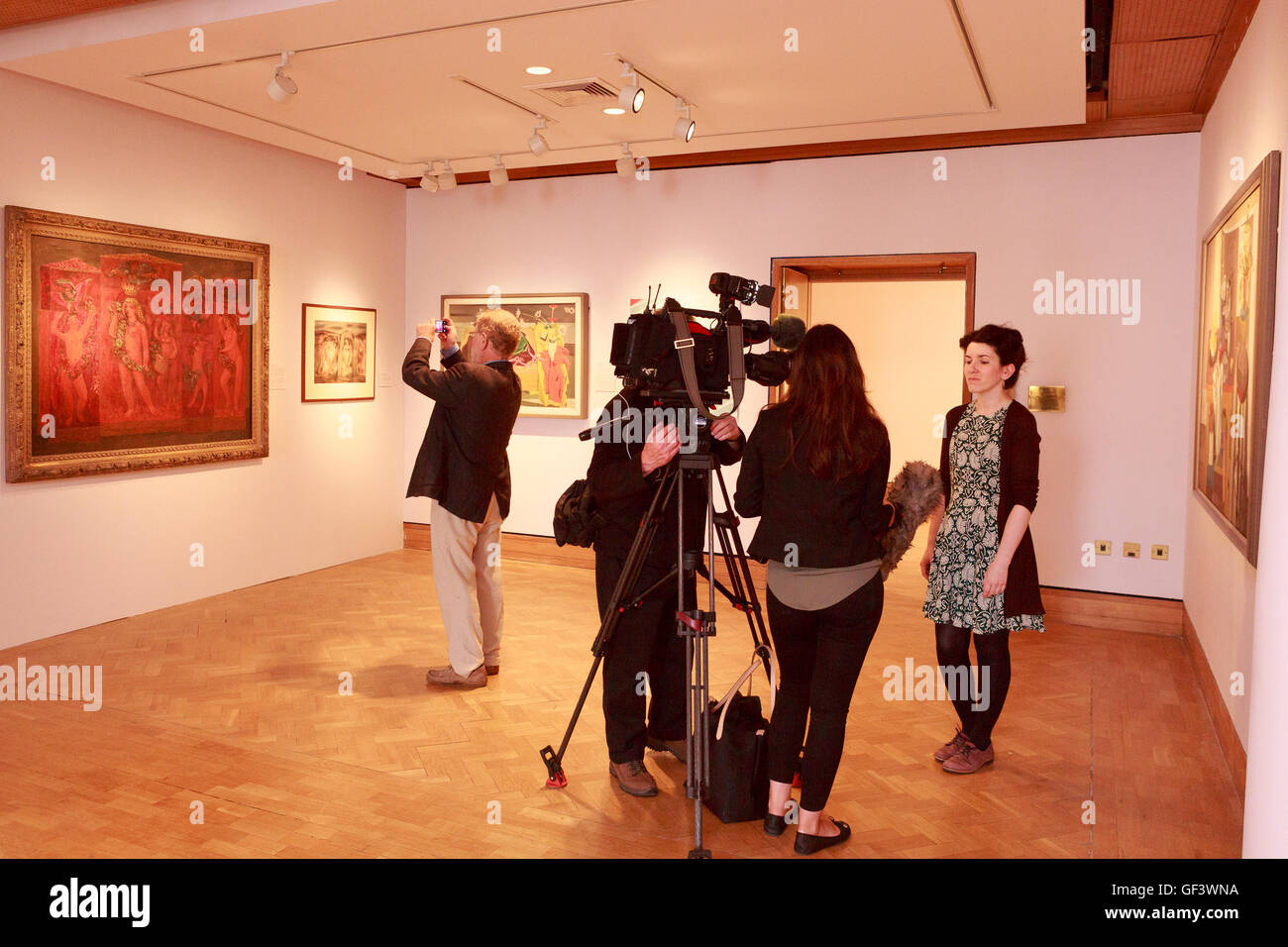 Edinburgh, Royaume-Uni. 28 juillet, 2016. Appuyez sur appel pour la ville centre de l'Art nouveau de l'exposition de l'été. Couvrant deux étages de la galerie du centre-ville avec deux œuvres d'Ecosse de plus grands peintres aimé, 'William Gillies & John Maxwell' sera ouvert au public ce week-end dans le cadre du Festival d'art d'Édimbourg en 2016. Sur la photo de la curatrice Helen Scott City Art Center interview par support. Credit : Pako Mera/Alamy Live News Banque D'Images