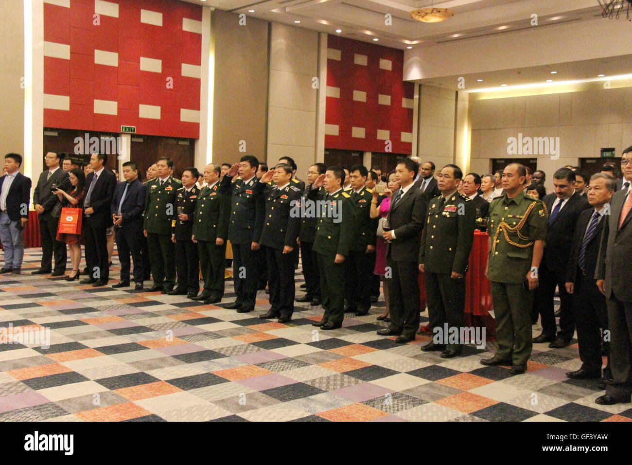 Hanoi. 28 juillet, 2016. Photo prise le 28 juillet 2016 montre la scène d'une réception célébrant le 89e anniversaire de la fondation de l'Armée de libération du peuple chinois (PLA), à l'ambassade de Chine à Hanoï, au Vietnam. Le crédit : Yanna/Xinhua/Alamy Live News Banque D'Images