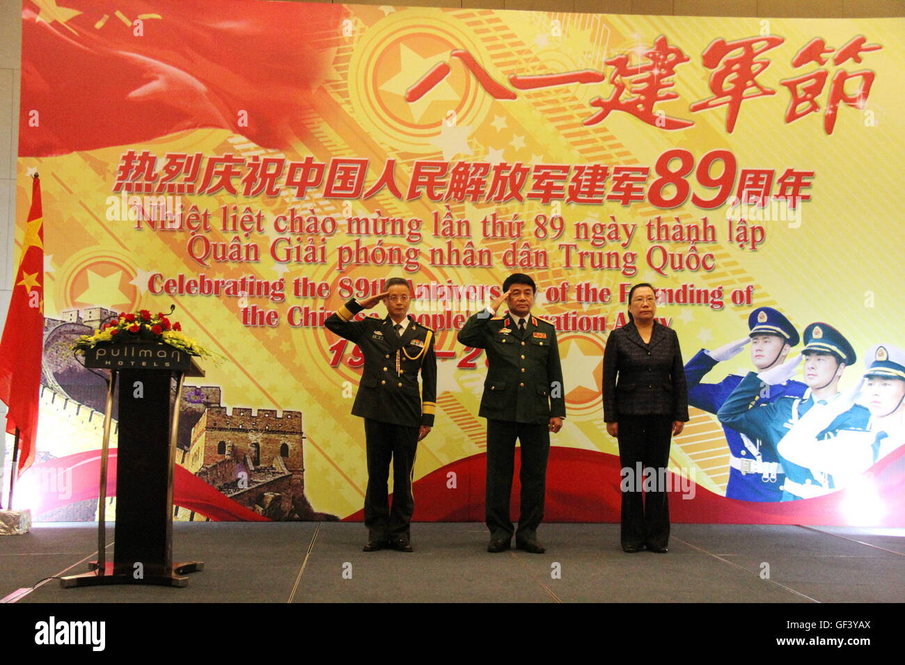 Hanoi, Vietnam. 28 juillet, 2016. Chinese chargé d'affaires ad interim à Vietnam Xi Hui (R), Sous-chef d'état-major général de l'Armée populaire du Vietnam Vo Van Tuan (C) et l'attaché militaire de l'ambassade de Chine au Vietnam Luo Bin à une réception célébrant le 89e anniversaire de la fondation de l'Armée de libération du peuple chinois (PLA), à l'ambassade de Chine à Hanoï, au Vietnam, le 28 juillet 2016. Le crédit : Yanna/Xinhua/Alamy Live News Banque D'Images