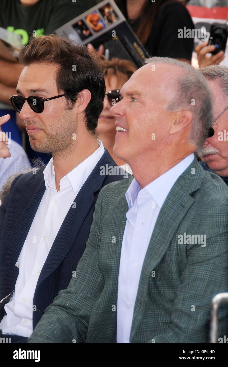 Los Angeles, CA, USA. 28 juillet, 2016. Sean Douglas, Michael Keaton à la cérémonie d'intronisation pour l'étoile sur le Hollywood Walk of Fame pour Michael Keaton, Hollywood Boulevard, Los Angeles, CA, le 28 juillet 2016. Crédit : Michael Germana/Everett Collection/Alamy Live News Banque D'Images