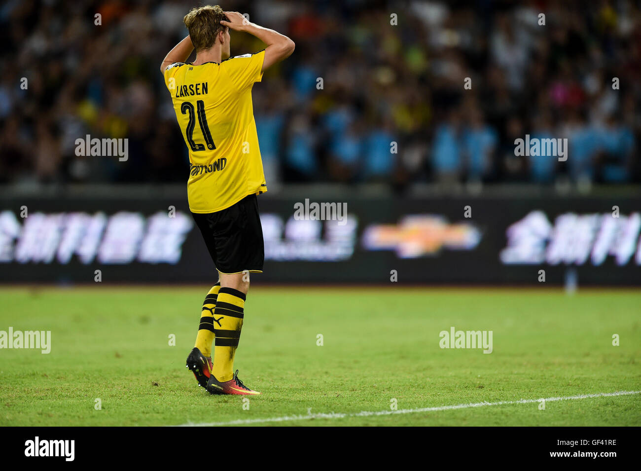 Shenzhen, la province chinoise du Guangdong. 28 juillet, 2016. Jacob Bruun Larsen de Borussia Dortmund réagit au cours de la Coupe du Championnat International 2016 Chine football match contre Manchester City à Shenzhen, province du Guangdong en Chine du sud, le 28 juillet 2016. Le match s'est terminé par 1-1 draw et Manchester City a gagné en tirs avec 6-5. © AAM Siqian/Xinhua/Alamy Live News Banque D'Images