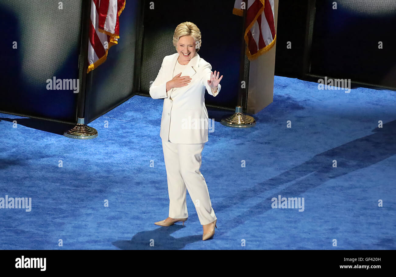 Philadelphie, USA. 28 juillet, 2016. PHILADELPHIA, PA - 28 juillet : Hillary Clinton à la Convention nationale démocrate de 2016 Jour 4 au Wells Fargo Center de Philadelphie, Pennsylvanie le 28 juillet 2016. Credit : Star Shooter/MediaPunch MediaPunch Crédit : Inc/Alamy Live News Banque D'Images