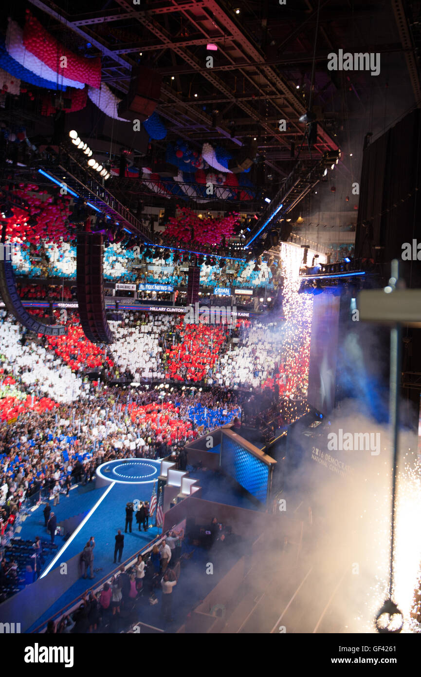 Philadelphie, Pennsylvanie, USA. 28 juillet, 2016. Les ballons et les confettis douche bas sur la convention de crédit de plancher : Don Mennig/Alamy Live News Banque D'Images