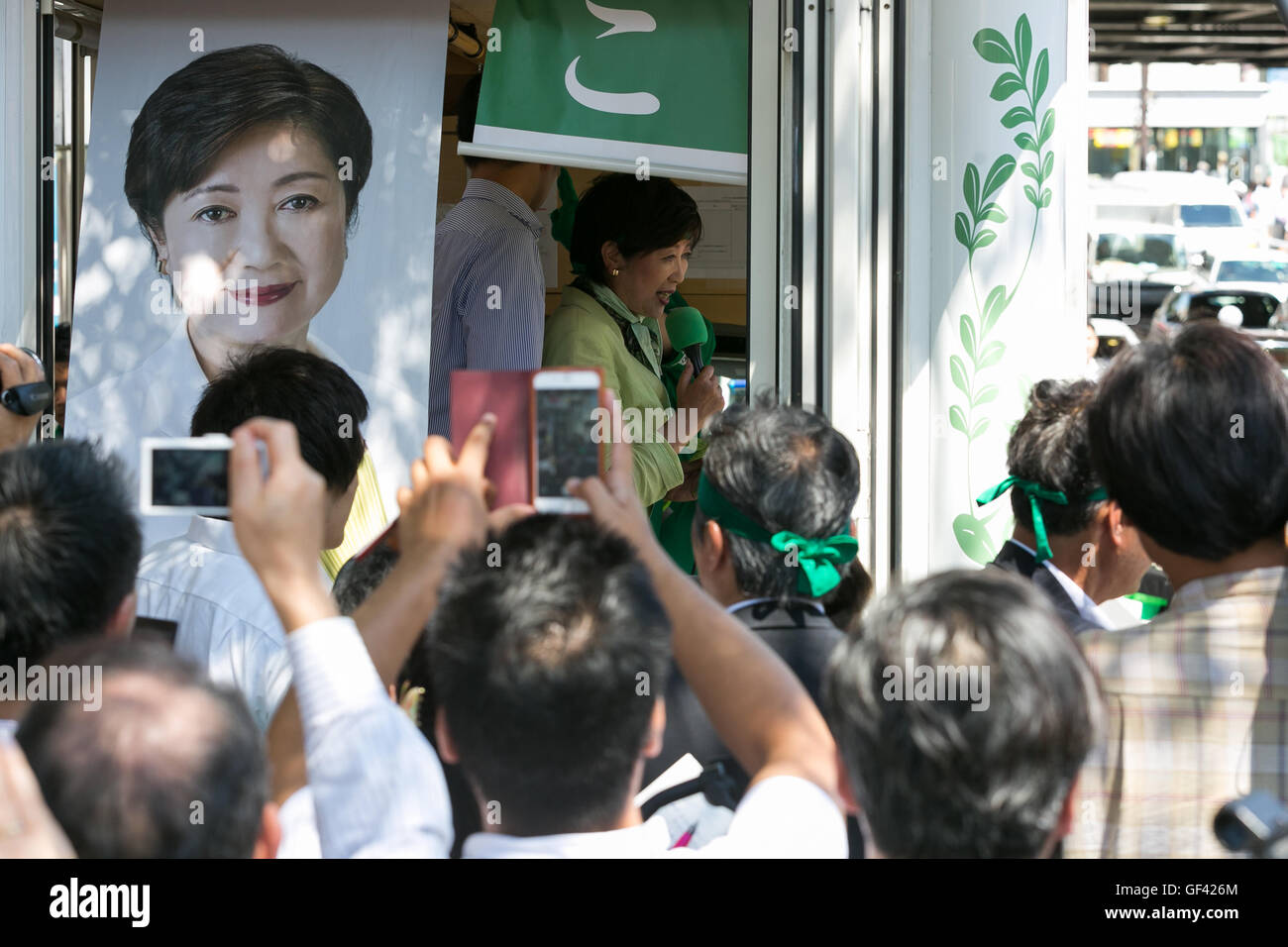 Tokyo, Japon. 29 juillet, 2016. L'ancien ministre de la Défense Yuriko Koike, un candidat pour le gouverneur de Tokyo, fait un discours de la rue à l'extérieur de la station Shibuya le 29 juillet 2016, Tokyo, Japon. Deux jours avant l'élection au poste de gouverneur de Tokyo Koike est l'un ou l'favoris pour devenir le prochain gouverneur de Tokyo, selon un sondage Kyodo News. Credit : Rodrigo Reyes Marin/AFLO/Alamy Live News Banque D'Images