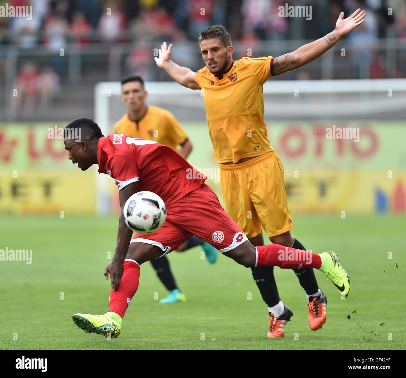 Mainz, Allemagne. 28 juillet, 2016. Mainz' Jhon Cordoba (L) en action contre Sevilla's Daniel Carrico pendant l'international soccer match amical entre FSV Mainz 05 et FC Séville à Mainz, Allemagne, 28 juillet 2016. Photo : Torsten Silz/dpa/Alamy Live News Banque D'Images