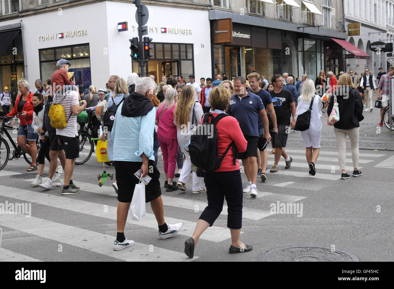 Copenhague, Danemark. 29 juillet, 2016.    Danemark Copenhague 29 Juillet 2016-Weeken shoppers on stroeget Copenhague, Danemark Copenhague rue piéton /Photo. Francis Joseph doyen/Deanpictures. © Francis Joseph doyen/Deanpictures/Alamy Live News Banque D'Images