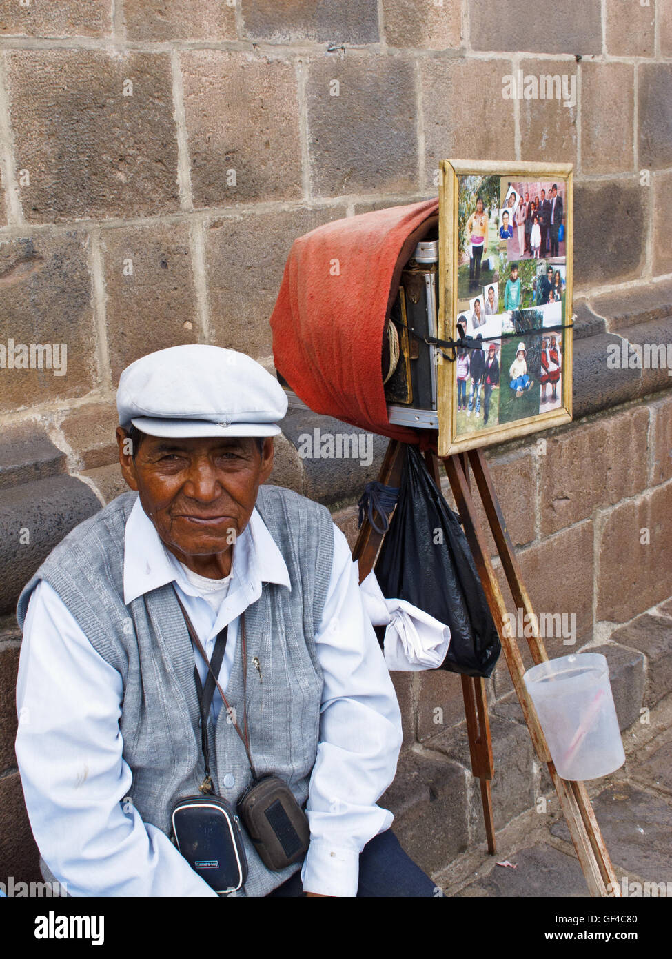 Un photographe de rue avec son équipement dans la ville de Cuzco Banque D'Images
