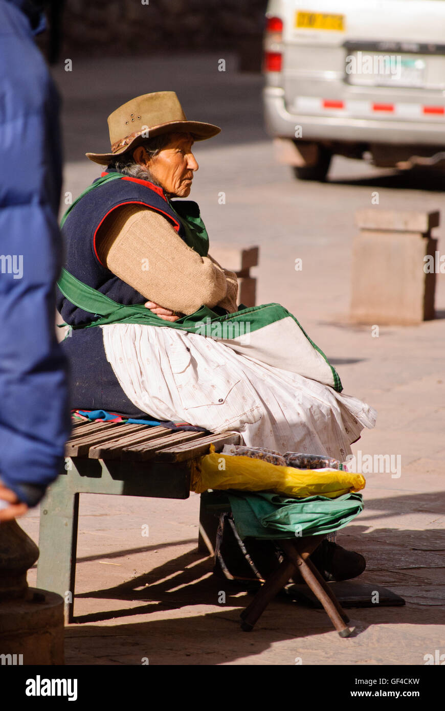 Une femme assise dans la rue de Cuzco Banque D'Images