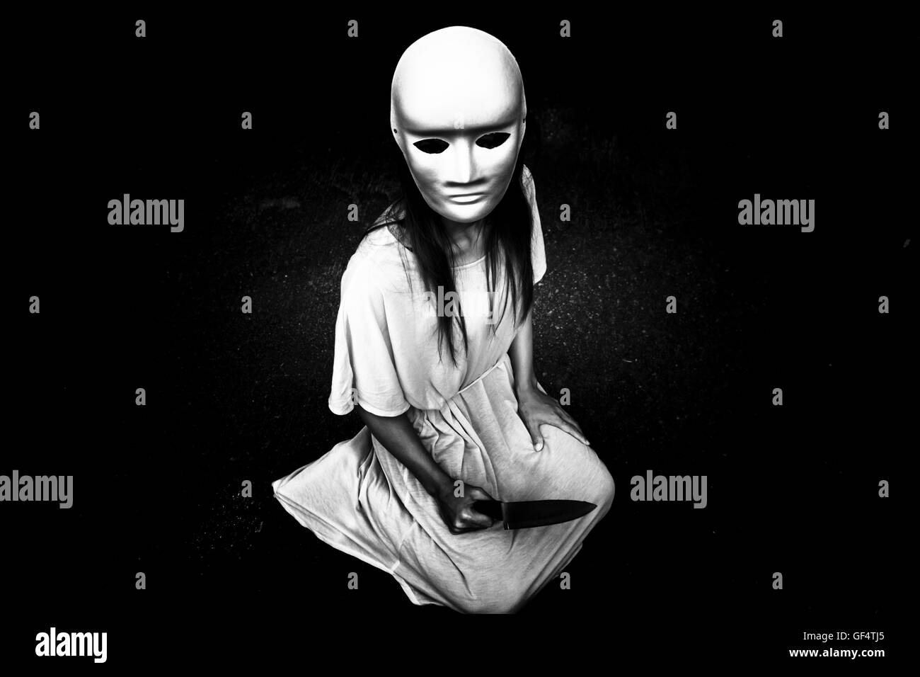 Doctrine sombre,mystérieux woman wearing white mask,fond effrayant pour couverture de livre Banque D'Images
