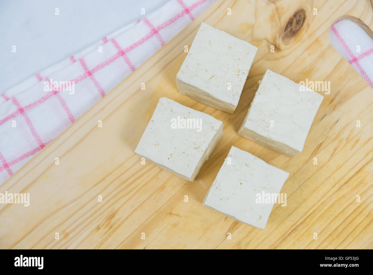 Bloc de tofu frais sur fond de bois (gros plan) Banque D'Images