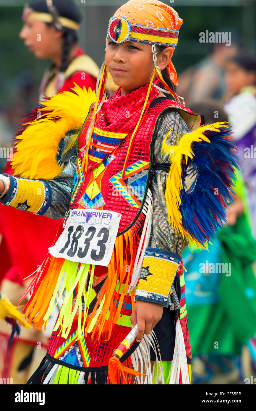 Garçon enfant autochtone Pow Wow, Six Nations de la rivière Grand Powwow Ohsweken Canada Banque D'Images