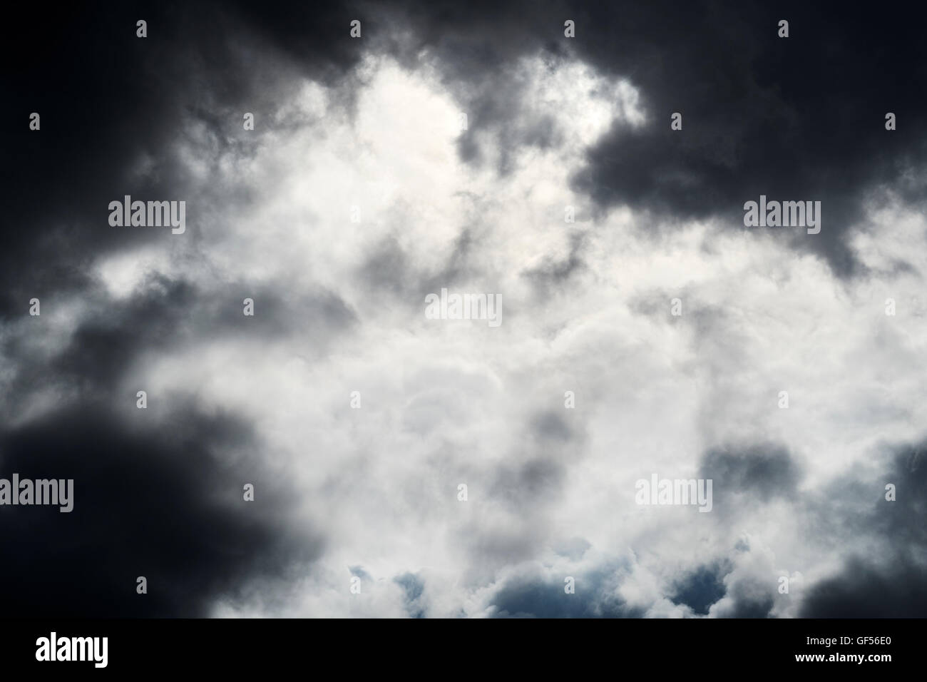 Les formations de nuages de tempête dans le ciel. UK. Banque D'Images