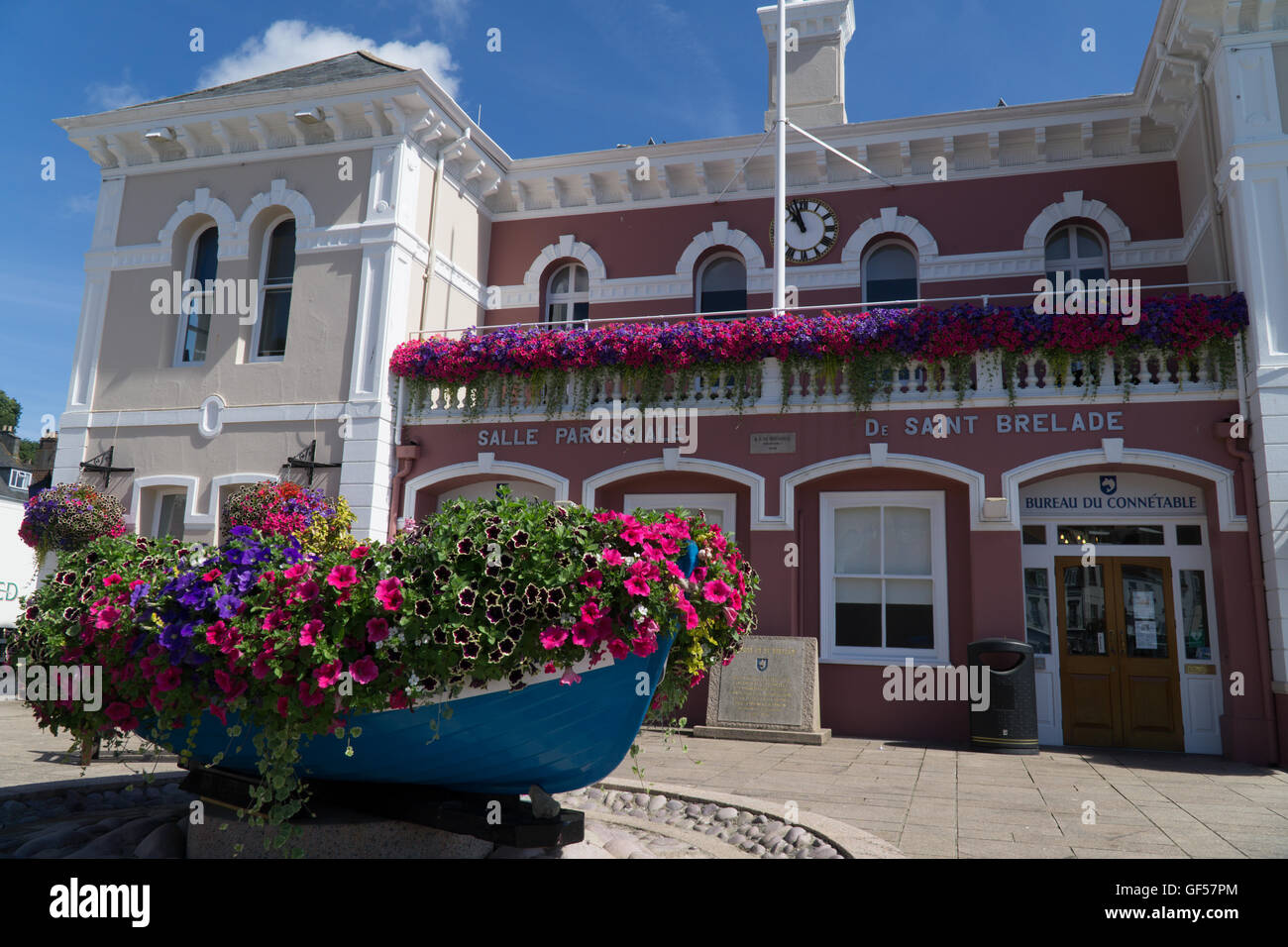 La salle paroissiale de St Brelade avec un affichage coloré de fleurs faisant partie des îles Jersey Paroisse 'bloom' dans la concurrence. Banque D'Images