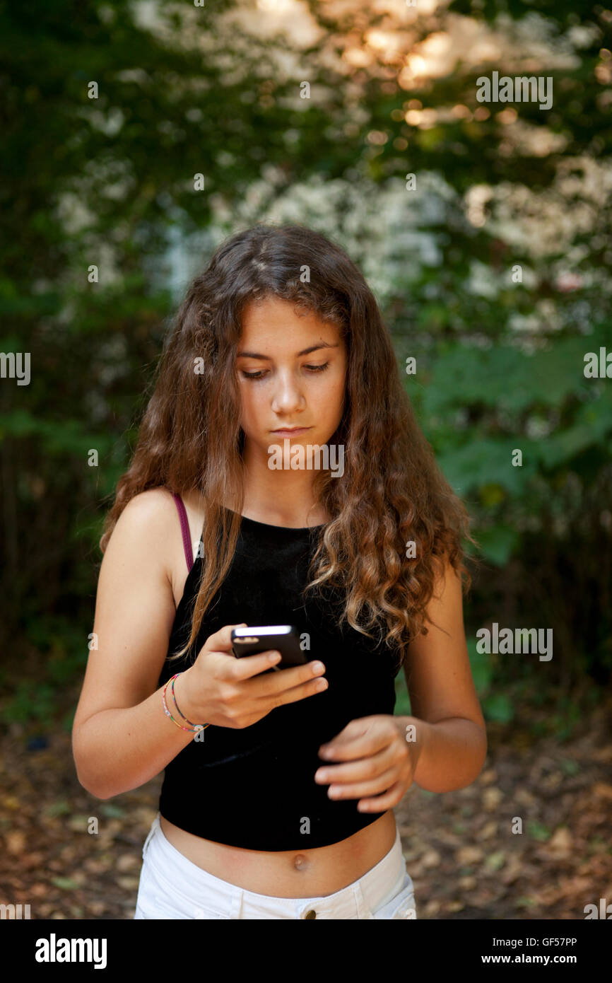 Girl texting avec son téléphone portable Banque D'Images