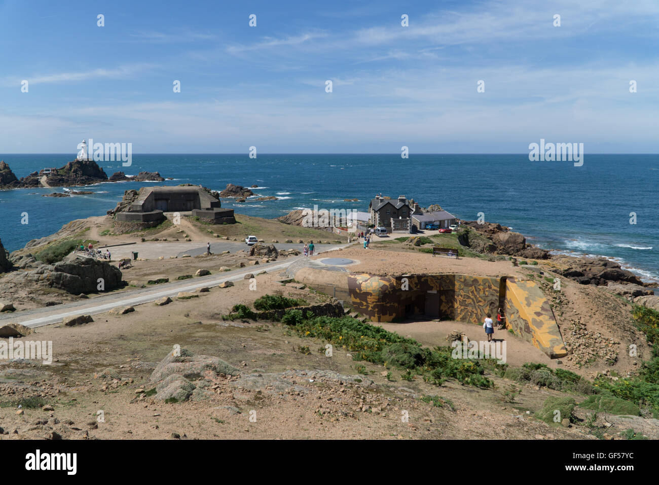 Seconde Guerre mondiale bunkers allemands dans le premier plan avec Corbiere Lighthouse formant la toile de fond en jersey, Channel Islands Banque D'Images