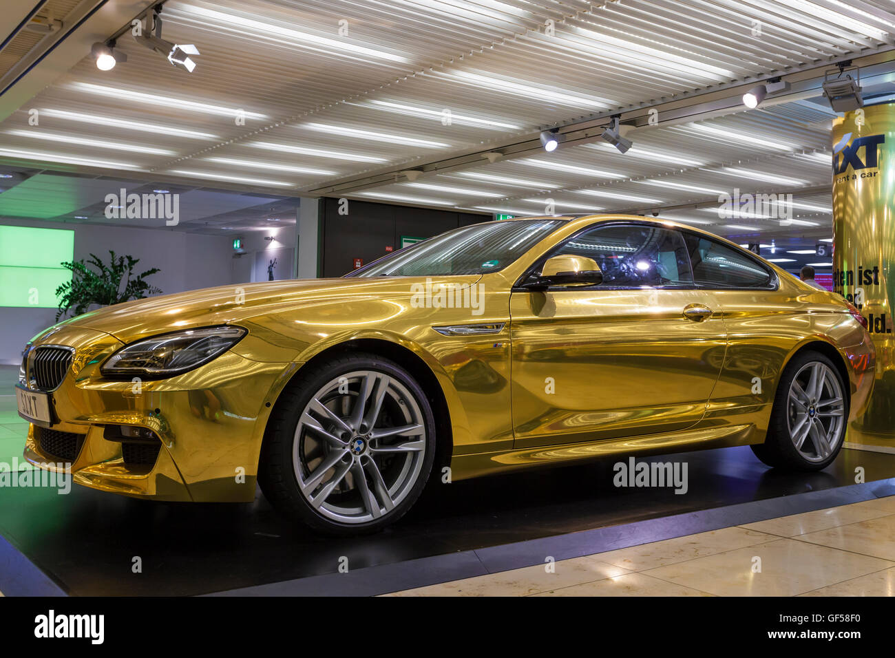 Golden BMW à l'aéroport de Francfort Banque D'Images