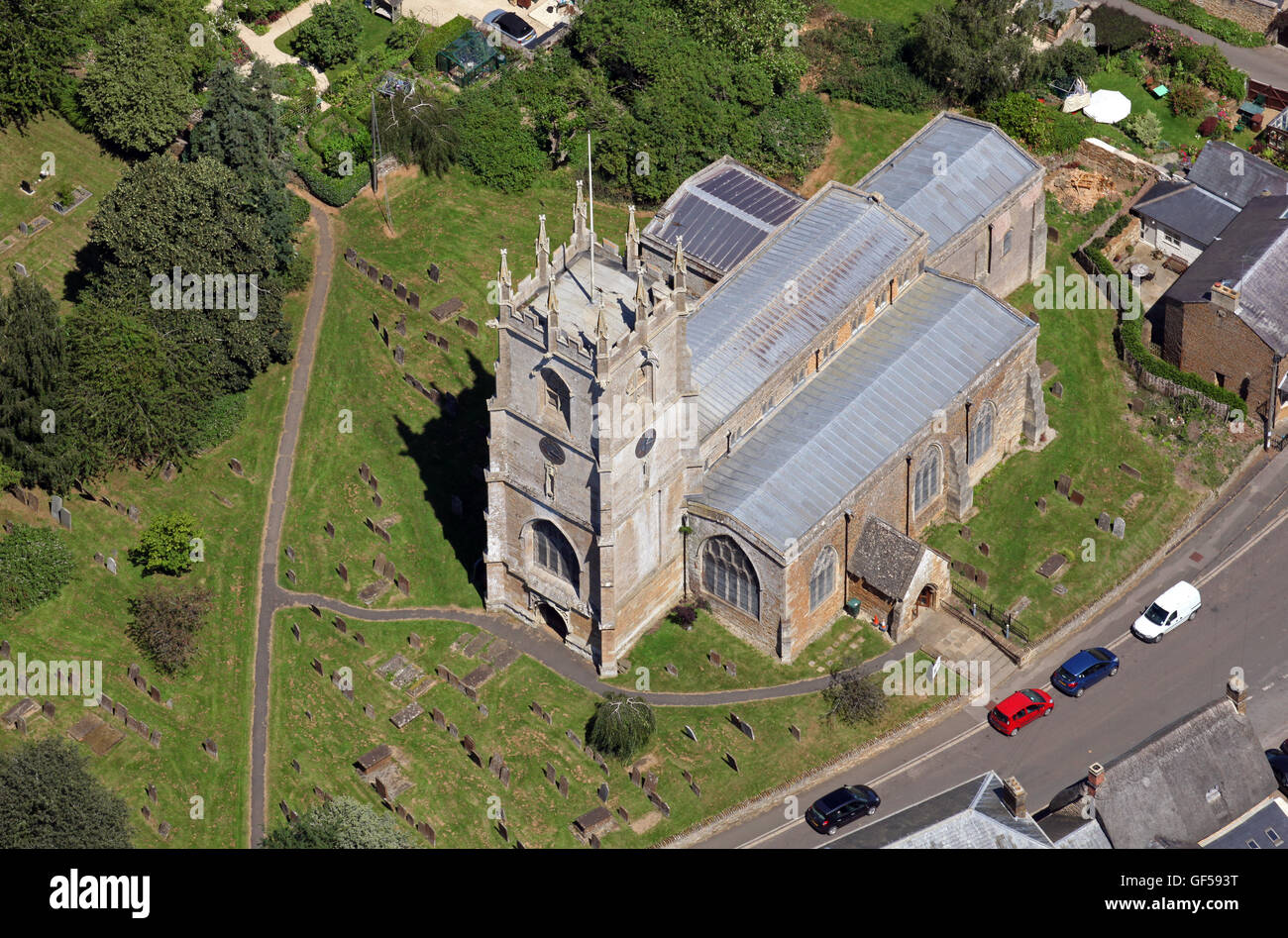 Vue aérienne de Hook Norton church dans l'Oxfordshire, UK Banque D'Images