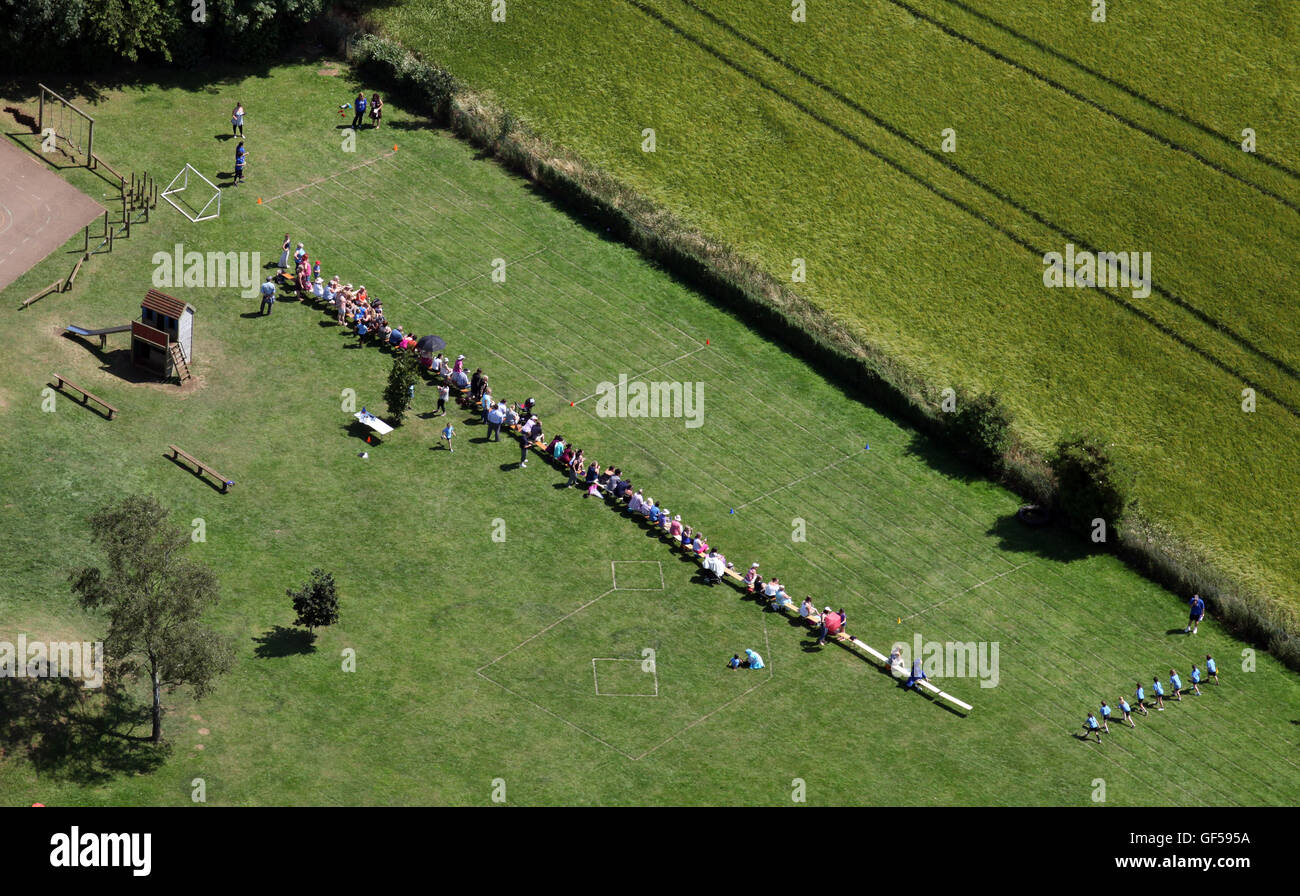 Vue aérienne d'une journée du sport scolaire typiquement anglais Banque D'Images