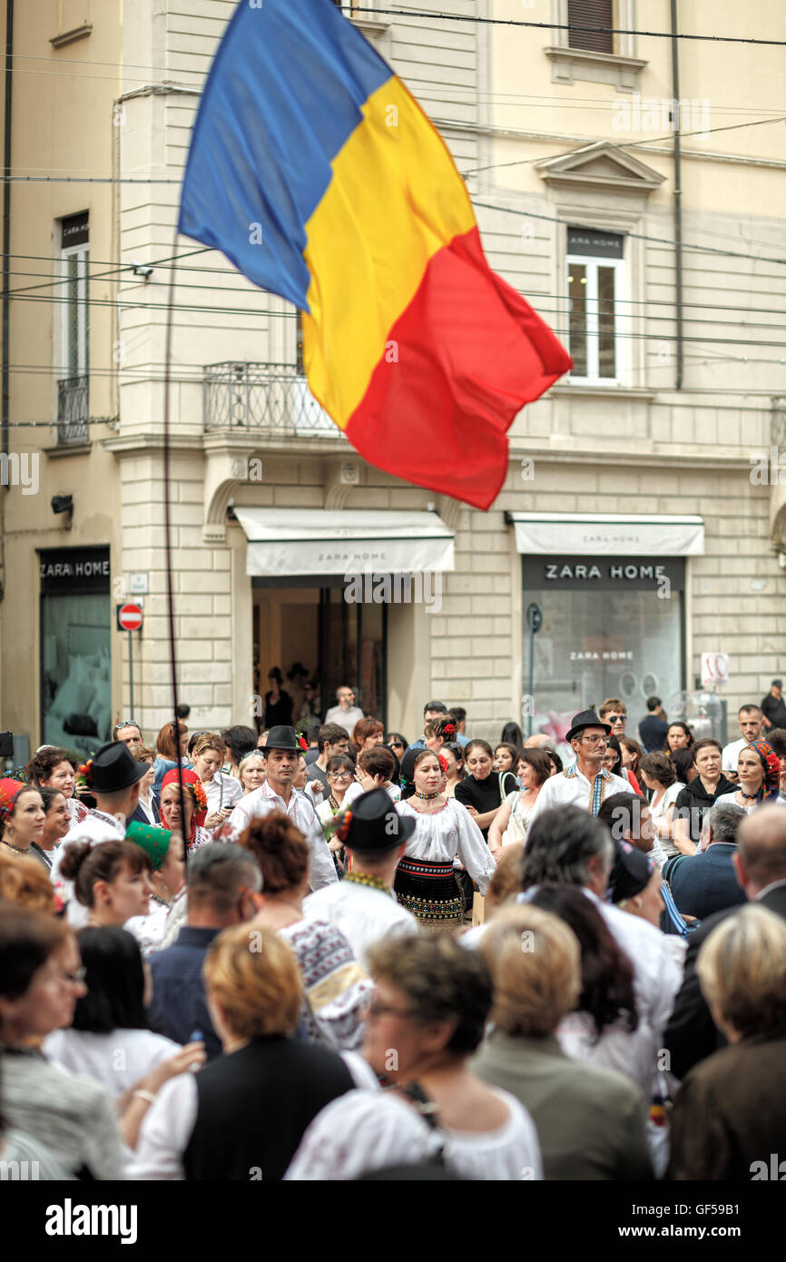 Romanian gens portant blouse roumaine traditionnelle 'ie' célébrant la Journée internationale de la blouse roumaine ou Ia 'jour' Banque D'Images
