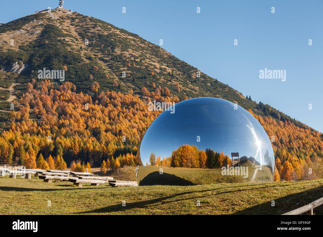 Observatoire astronomique de Viote di Monte Bondone en Italie. Il ont un grand dôme réfléchissant Banque D'Images