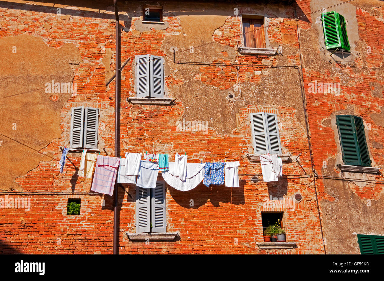 Blanchisserie en train de sécher dehors, Montepulciano, Italie Banque D'Images