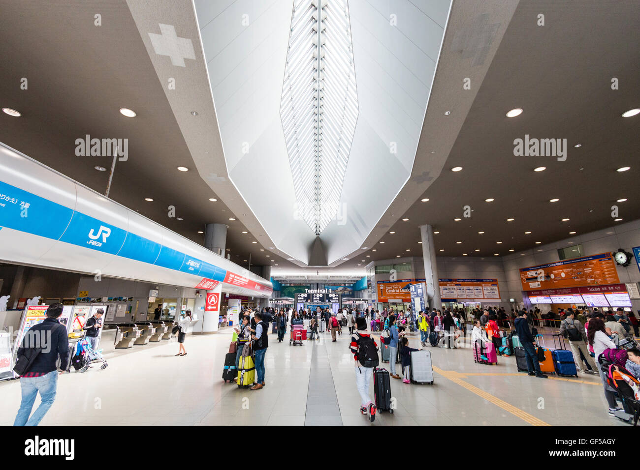 Japon, Osaka, Kansai Airport, KIX. Centre de transport intérieur Aeroplaze. Les gares ferroviaires de l'aéroport. Hall principal avec les gens et de plafond. Banque D'Images