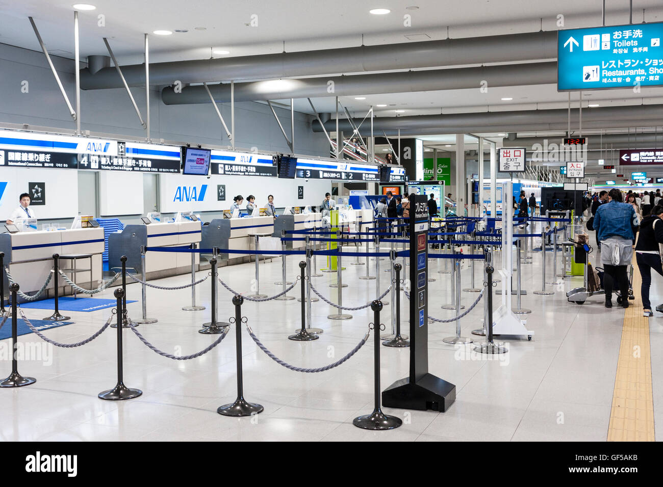 Japon, Osaka, Kansai Airport, KIX. L'intérieur du terminal. Hall de départ intérieur au deuxième étage. ANA vide l'arrivée d'un bureau avec un emplacement délimité le contrôle des passagers. Banque D'Images