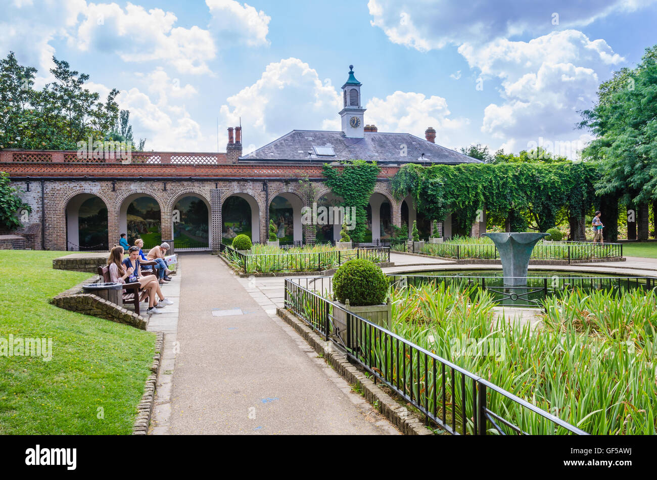 Une vue sur le jardin d'Iris à Holland Park, Londres. Banque D'Images